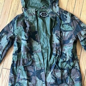 Women’s Medium Camouflage Hooded Jacket 🧥